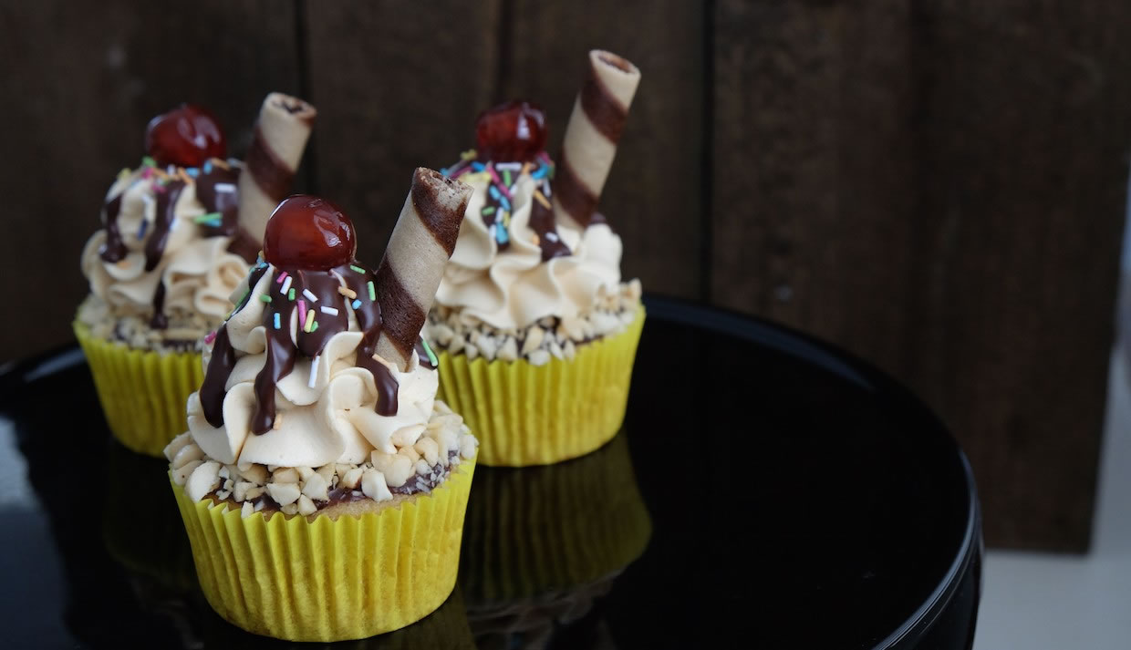 Choc Peanut Banana Sundae Cupcakes_Feature2